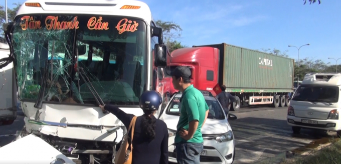 TP HCM: Tai nạn li&ecirc;n ho&agrave;n giữa 6 xe, 2 người nhập viện cấp cứu