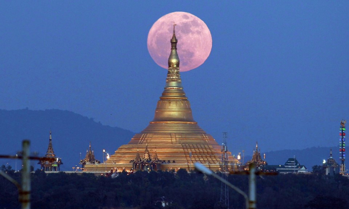 Si&ecirc;u trăng xuất hiện ở Naypyitaw, Myanmar v&agrave;o ng&agrave;y 3/12. Ảnh: AP.