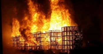 Bé 3 tuổi nghịch dại gây cháy chung cư, khiến 12 người chết