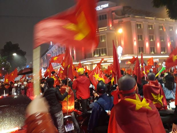 Nhiều người đổ ra đường ăn mừng đội tuyển Việt nam sau c&aacute;c trận đấu