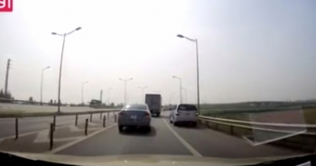 Lại xuất hiện clip xe Innova đi lùi trên cao tốc Hà Nội - Thái Nguyên