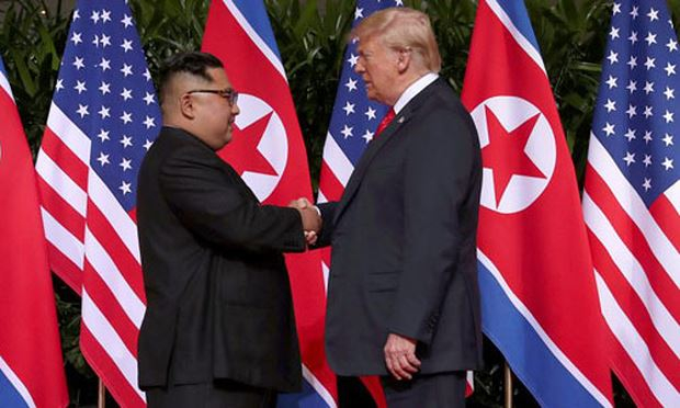 Tổng thống Mỹ Donald Trump (phải) bắt tay l&atilde;nh đạo Triều Ti&ecirc;n Kim Jong-un tại hội nghị thượng đỉnh ở Singapore hồi th&aacute;ng 6. Ảnh: Reuters/VnE