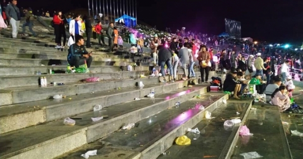 Quảng trường Lâm Viên tràn ngập rác sau trận đấu giữa Việt Nam - Philippines