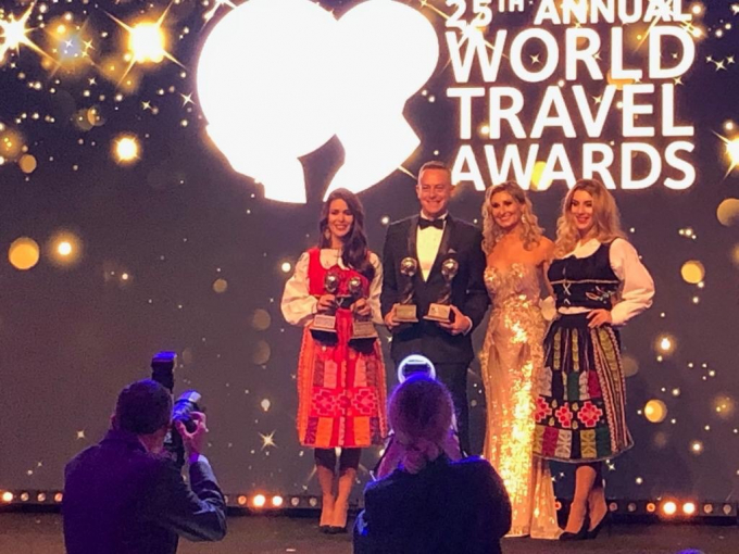 &Ocirc;ng Ty Collins Tổng quản l&yacute; JW Marriott Phu Quoc Emerald Bay resort nhận giải thưởng tại lễ trao giải WTA 2018.