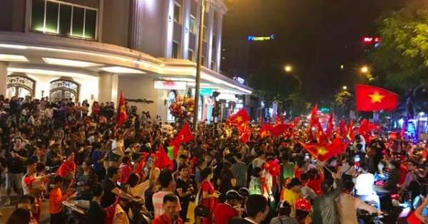 Người dân cả nước sôi động mừng chiến thắng của đội tuyển Việt Nam