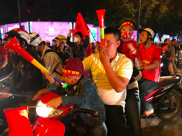 Tr&agrave;n ngập cờ đỏ sao v&agrave;ng tr&ecirc;n đường phố ăn mừng chiến thắng của Tuyển Việt Nam trước Philipines