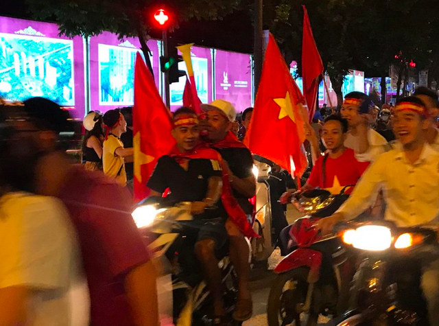 Tr&agrave;n ngập cờ đỏ sao v&agrave;ng tr&ecirc;n đường phố mừng Tuyển VN thắng Philipines
