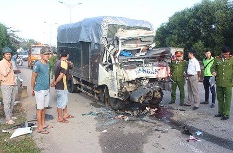 Thừa Thiên Huế: Xe tải tông vào đuôi xe container, 2 người tử vong