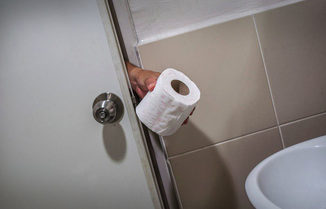 Người đ&agrave;n &ocirc;ng 64 tuổi bị phạt số tiền hơn 41 triệu đồng v&igrave; lấy cắp cuộc giấy vệ sinh từ nh&agrave; vệ sinh c&ocirc;ng cộng trong bệnh viện (Ảnh minh họa)