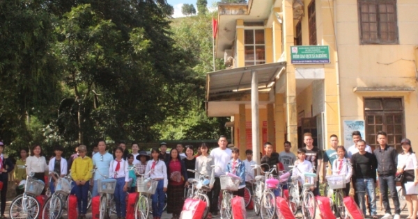 Quảng Trị: Trao tặng 50 chiếc xe đạp và nhiều món giá trị cho bà con Đakrông
