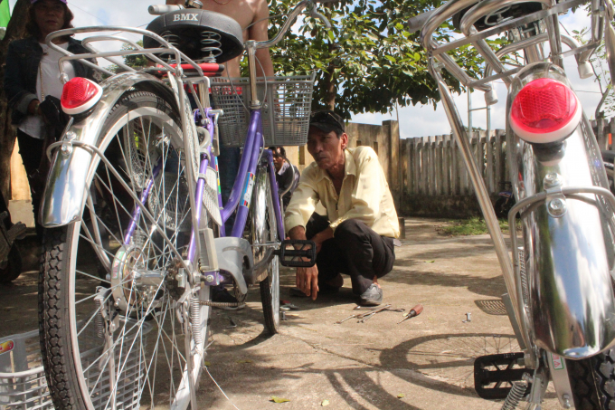 Quảng Trị: Trao tặng 50 chiếc xe đạp v&agrave; nhiều m&oacute;n gi&aacute; trị cho b&agrave; con Đakr&ocirc;ng