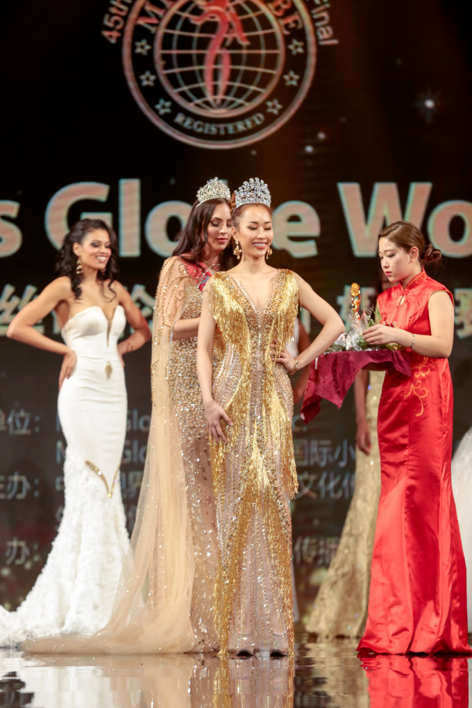 Người đẹp gốc Việt đại diện nước Anh gi&agrave;nh vương miện tại Miss Globe 2018
