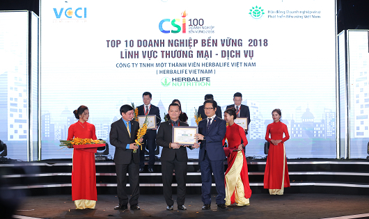 &Ocirc;ng Phạm Tường Huy - Tổng Gi&aacute;m đốc Herbalife Việt Nam nhận giải thưởng Top 10 DN bền vững 2018 lĩnh vực thương mại - dịch vụ.