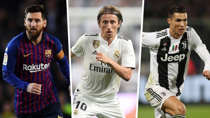 Luka Modric (giữa) vừa chấm dứt sự thống trị danh hiệu Quả b&oacute;ng V&agrave;ng của Messi v&agrave; Ronaldo trong suốt một thập kỷ qua.