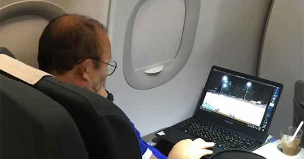 Không nghỉ ngơi, thầy Park làm việc ngay trên máy bay