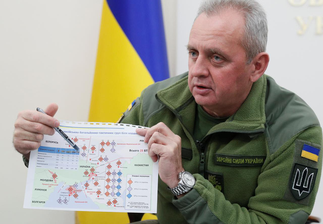 Tướng Viktor Muzhenko c&ocirc;ng bố c&aacute;c t&agrave;i liệu trong cuộc phỏng vấn với Reuters ng&agrave;y 4/12. (Ảnh: Reuters)