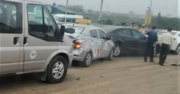 Hà Nội: Ô tô tông liên hoàn trên đường ra sân bay Nội Bài