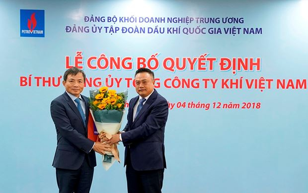 Chủ tịch PVN Trần Sỹ Thanh (phải) trao Quyết định B&iacute; thư Đảng ủy PV GAS cho &ocirc;ng Nguyễn Sinh Khang.