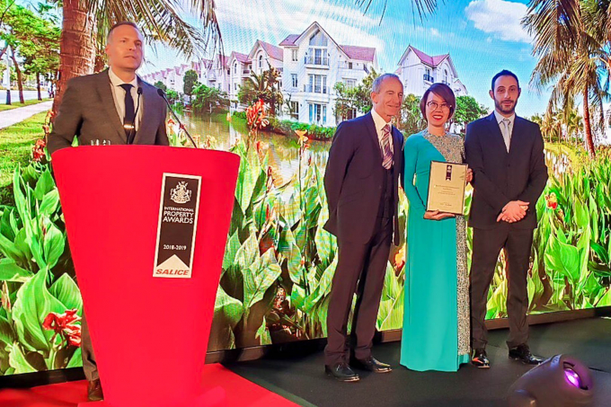 Đại diện Vinhomes nhận giải thưởng &ldquo;Bất động sản tốt nhất thế giới&rdquo; 2018&nbsp;do IPA trao tặng.