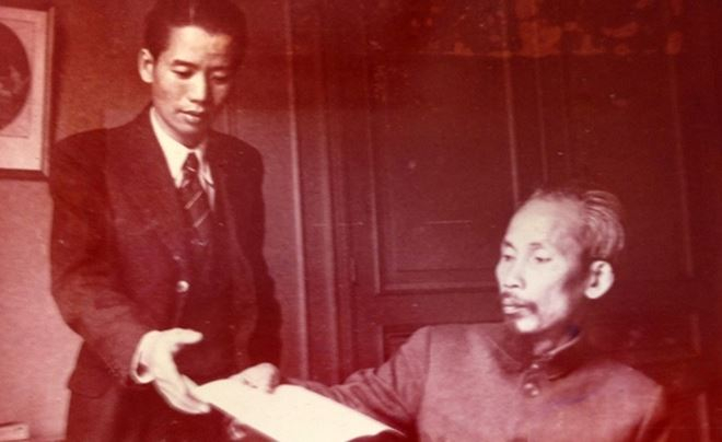 Chủ tịch Hồ Ch&iacute; Minh với Luật sư Vũ Trọng Kh&aacute;nh. Ảnh Tư liệu