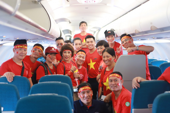 Người h&acirc;m mộ tr&ecirc;n chuyến bay của Vietnam Airlines tham dự B&aacute;n kết AFF Cup 2018.