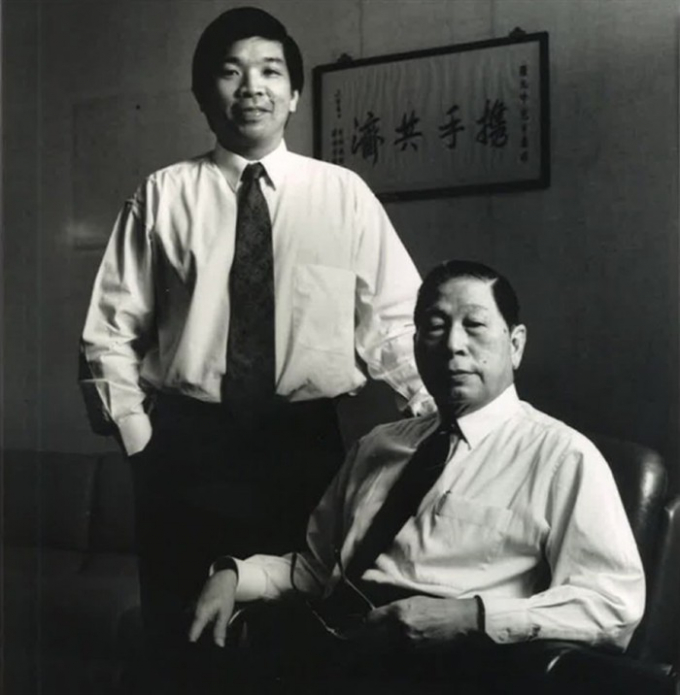 Teo Siong Seng (tr&aacute;i) v&agrave; cha l&agrave; Chủ tịch điều h&agrave;nh Chang Yun Chung