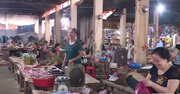 Chợ an to&agrave;n thực phẩm tại huyện Lang Ch&aacute;nh.