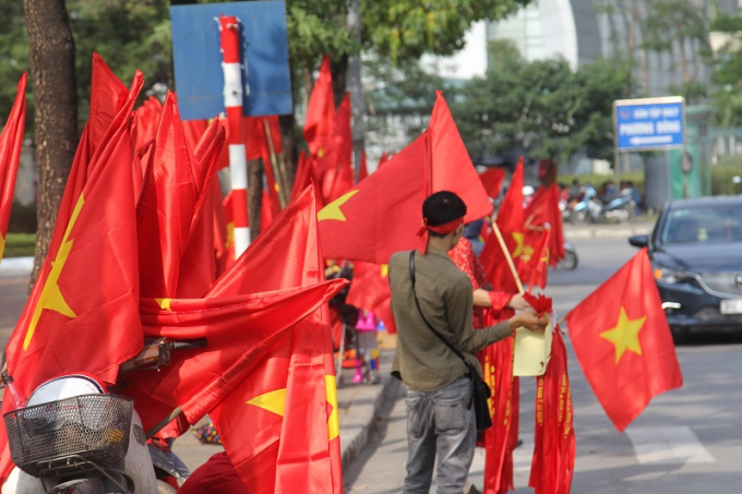 Sắc đỏ của cờ đỏ sao v&agrave;ng phủ k&iacute;n vỉa h&egrave; tuyến đường L&ecirc; Quang Đạo.