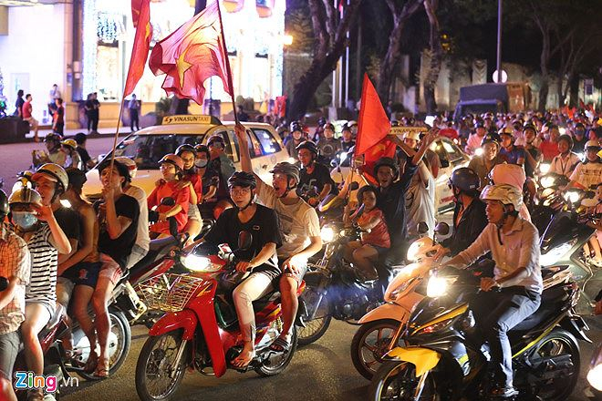Người Việt Nam khắp nơi đổ ra đường h&ograve; reo mừng chiến thắng
