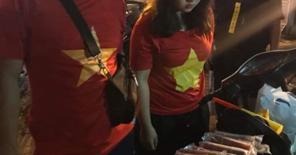 Hà Nội: Bắt đôi nam nữ mang pháo sáng đi cổ vũ bóng đá