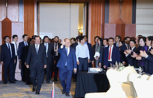 Thủ tướng Nguyễn Xu&acirc;n Ph&uacute;c v&agrave; Thủ tướng Hun Sen bước v&agrave;o nơi tổ chức Diễn đ&agrave;n.&nbsp;(Ảnh: Hữu Nghị / D&acirc;n tr&iacute;)