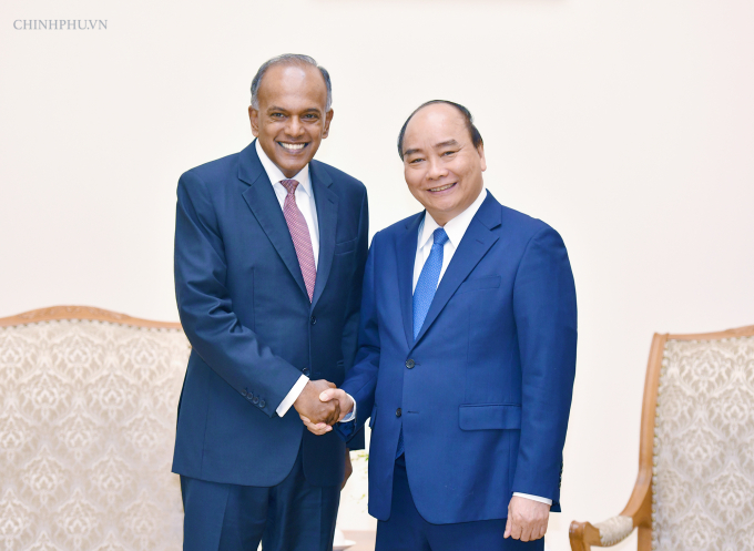 Thủ tướng Nguyễn Xu&acirc;n Ph&uacute;c v&agrave;&nbsp;&ocirc;ng Shanmugam, Bộ trưởng Bộ Nội vụ đồng thời l&agrave; Bộ trưởng Bộ Luật ph&aacute;p Singapore.
