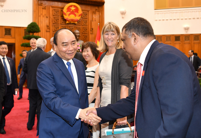Thủ tướng Nguyễn Xu&acirc;n Ph&uacute;c gặp gỡ c&aacute;c nh&agrave; đầu tư tại buổi tiếp.