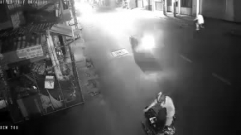 [Clip]: Người đàn ông đổ xăng từ xe máy ra người và châm lửa tự thiêu