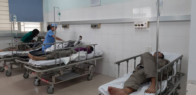 Một số bệnh nh&acirc;n đang nằm tại khoa cấp cứu bệnh viện Việt Tiệp. (Ảnh: Zing.vn)