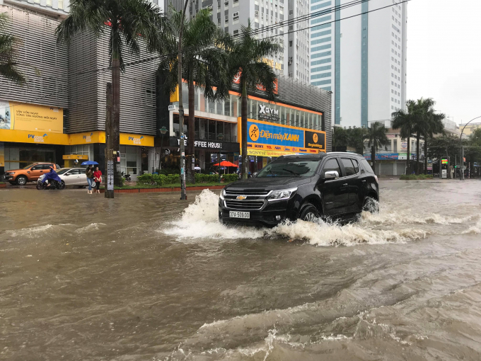 Nghệ Anh: TP Vinh nhiều tuyến phố biến th&agrave;nh s&ocirc;ng sau mưa lớn