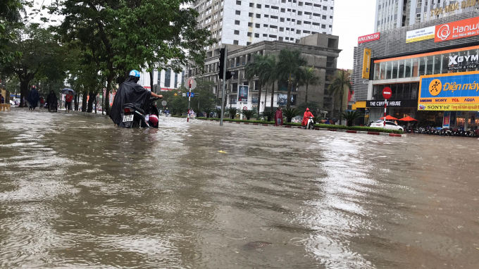 Nghệ Anh: TP Vinh nhiều tuyến phố biến th&agrave;nh s&ocirc;ng sau mưa lớn