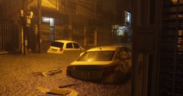 Đà Nẵng: Mưa lớn suốt đêm, nhiều tuyến phố trung tâm ngập sâu dưới nước