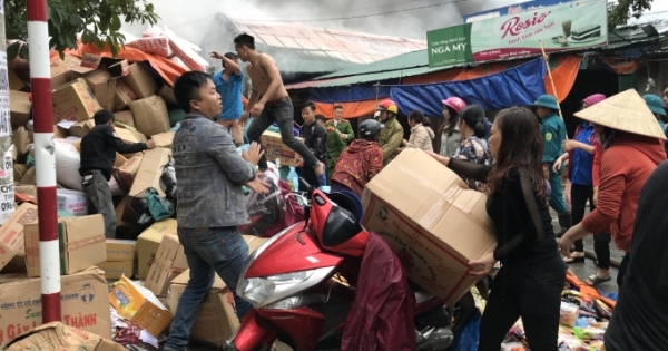 Cháy kho hàng gần chợ Vinh: Tiểu thương liều mình giải cứu hàng hóa