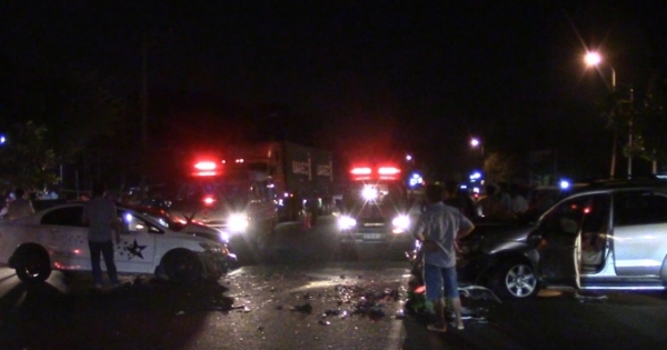 Bình Dương: Hai ô tô hư hỏng nặng sau va chạm, 3 người bị thương