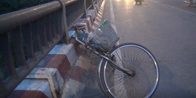 Chiếc xe đạp tại hiện trường vụ tai nạn