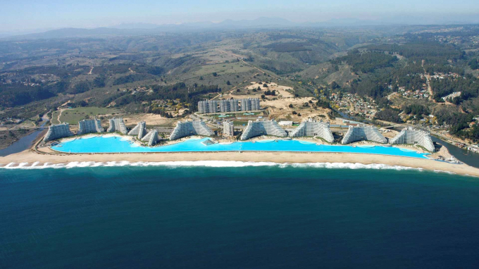 Bể bơi nh&acirc;n tạo lớn nhất thế giới tại khu nghỉ dưỡng San Alfonso del Mar (Chile).