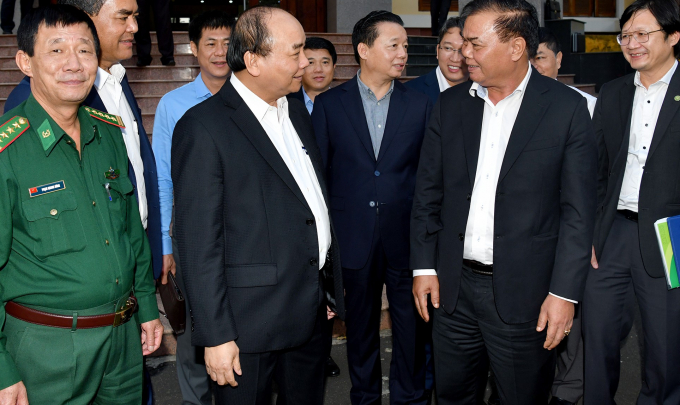 Thủ tướng Nguyễn Xu&acirc;n Ph&uacute;c trao đổi với đại biểu trước buổi l&agrave;m việc v&agrave;o s&aacute;ng 9/12.