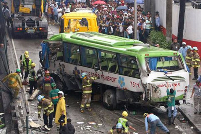 Hiện trường một vụ tai nạn giao th&ocirc;ng ở Philippines