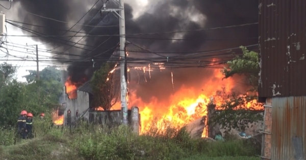 TP HCM: Cháy lớn xưởng phế liệu, hơn 100 chiến sỹ tham gia dập lửa
