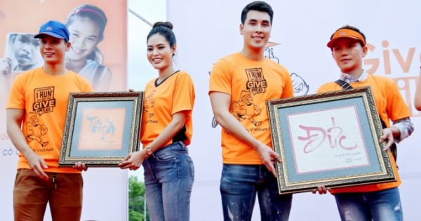 Hoa hậu Dy Khả Hân mua bức tranh Thiện góp tấm lòng vào quỹ