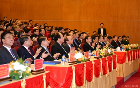 Thủ tướng Nguyễn Xu&acirc;n Ph&uacute;c c&ugrave;ng c&aacute;c đại biểu dự hội nghị.