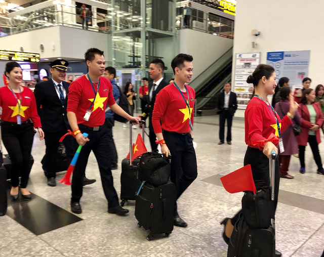 Phi h&agrave;nh đo&agrave;n h&ocirc;m nay cũng mặc trang phục cờ đỏ sao v&agrave;ng để cổ vũ tinh thần của đội tuyển Việt Nam.