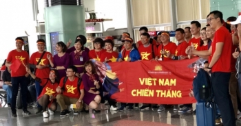 Hàng ngàn CĐV mang "biển" cờ đỏ sao vàng sang Malaysia cổ vũ tuyển Việt Nam