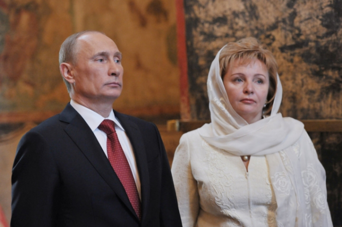 Tổng thống Nga Vladimir Putin c&oacute; 2 người con g&aacute;i trong cuộc h&ocirc;n nh&acirc;n k&eacute;o d&agrave;i 30 năm với cựu tiếp vi&ecirc;n h&agrave;ng kh&ocirc;ng Lyudmila Shkrebneva trước khi hai người ly h&ocirc;n năm 2013.